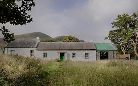 Secluded Thatched Cottage, Near Beaches & Hill Walking